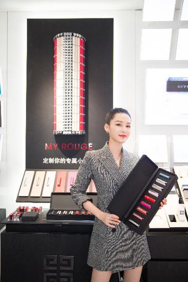 纪梵希彩妆大使、著名影视明星李沁小姐出席限量版“小羊皮”南京精品店独家发售活动