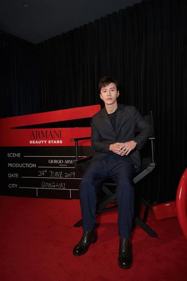 王冠逸身着Giorgio Armani2019春夏单宁面料单排扣枪驳领西装套装
