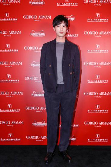 徐开骋身着Giorgio Armani2019春夏单排扣枪驳领休闲套装
