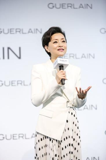 图:法国娇兰品牌挚友杨澜女士于活动现场分享LAN香水背后的儿时记忆和情感故事
