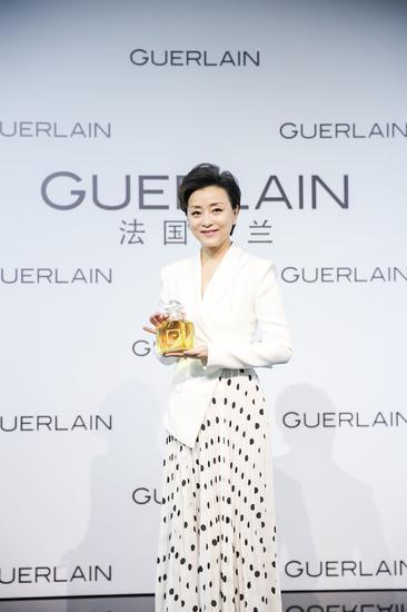 图:法国娇兰品牌挚友杨澜女士携LAN香水现身活动现场