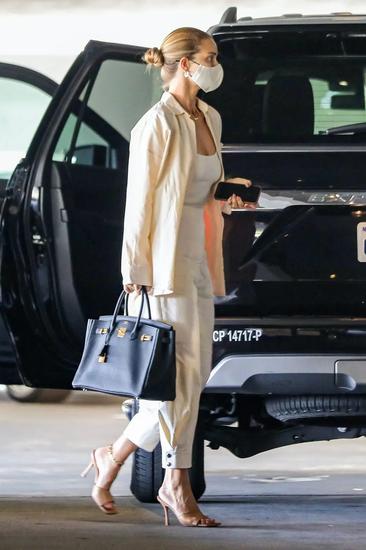 当地时间5月7日,Rosie Huntington-Whiteley现身加州好莱坞