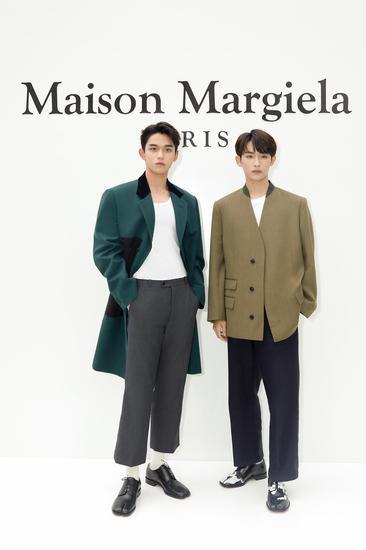 威神V组合成员LUCAS黄旭熙与WINWIN董思成出席Maison Margiela【时装以外 凡尘之上】展览揭幕仪式