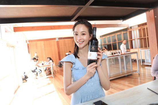 杰卡斯中国区代言人张钧甯亲手调配专属葡萄酒