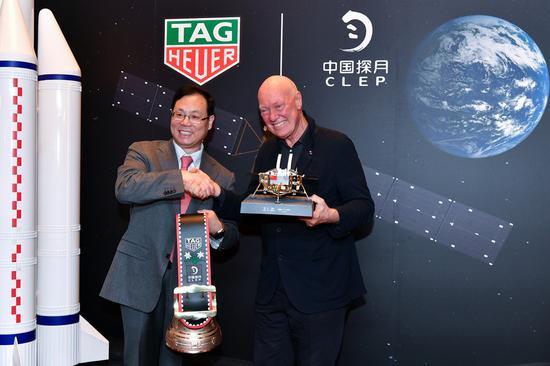 让-克劳德·比弗(Jean-Claude Biver)先生和许兴利先生互相交换礼物(后)