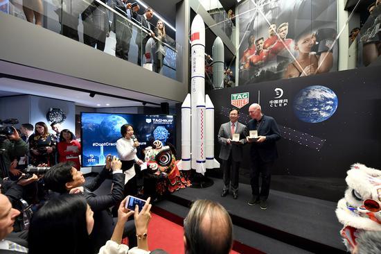 让-克劳德·比弗(Jean-Claude Biver)先生和许兴利先生现场展示泰格豪雅中国探月款特别腕表