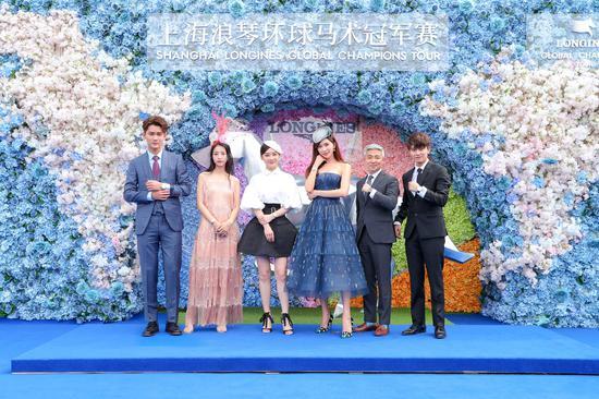 (从左至右)品牌挚友熊梓淇、品牌挚友周雨彤、品牌挚友袁姗姗、浪琴表优雅形象大使林志玲、浪琴表中国区副总裁李力先生及品牌挚友任嘉伦在蓝毯前优雅合影