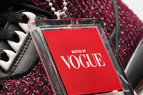 鞋身上的 “Edited by VOGUE” 红色吊牌