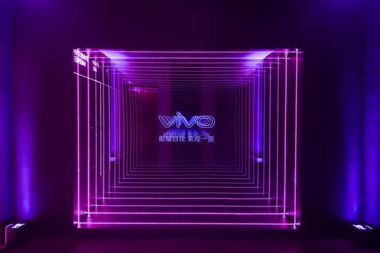 “敢耀自我,紫成一派”vivo X21 魅夜紫主题派对现场照片