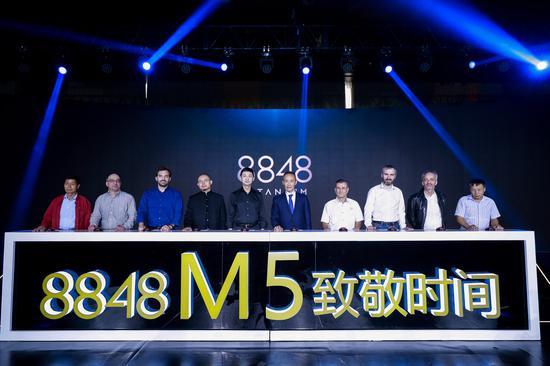 8848总裁周佳、王石、常伟与AHCI制表大师共同点亮“时间眼”