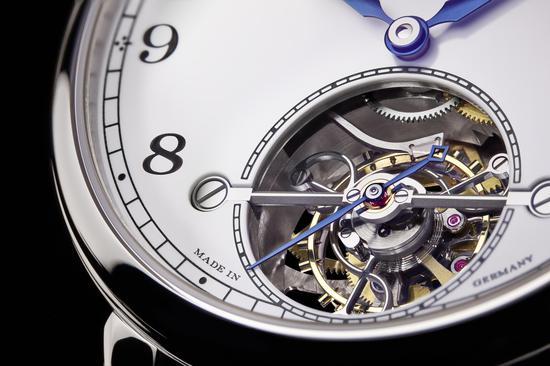 朗格1815Tourbillon特别版陀飞轮装置具有掣停功能,同时秒针可以归零,方便更加精准调时。