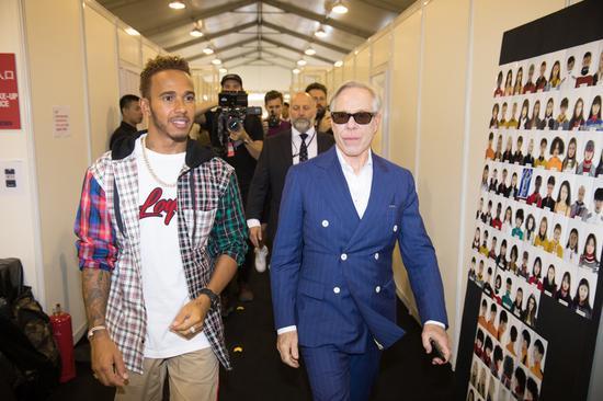 Tommy Hilfiger与Lewis Hamilton一同前往秀场