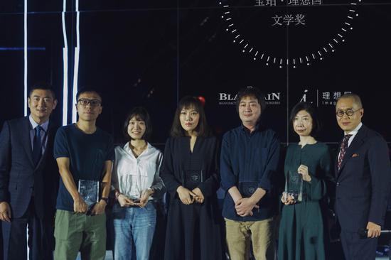 宝珀中国区副总裁廖信嘉、宝珀文化大使梁文道与五位入围角逐奖项的青年作家(五位青年作家从左至右:双雪涛、王占黑、张悦然、阿乙、沈大成)