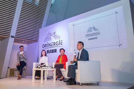 ORiNERGiE原点能量创始人JOY女士(左),研发专家代表,医学博士、资深芳疗师Nelly Grosjean 女士(中),资深芳疗师解卫星老师(右)