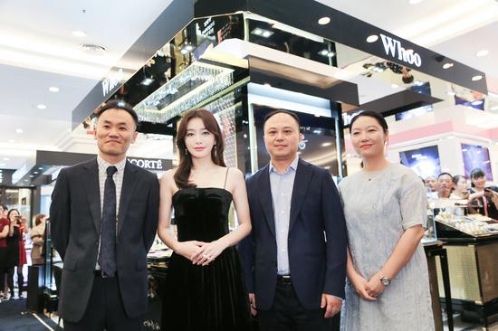 Whoo后品牌明星挚友秦岚与乐金生活健康CM事业部副总经理翟守信、武商集团武商广场购物中心总经理王志明和副总经理肖海燕合影