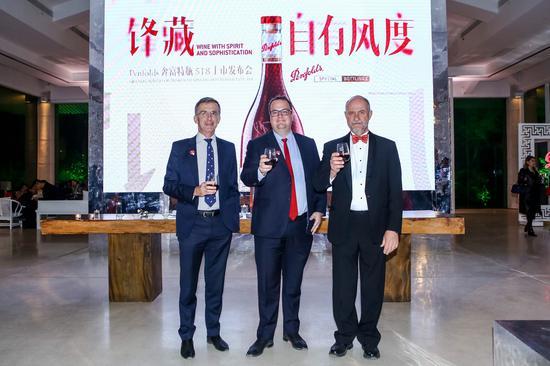 从左到右:澳大利亚驻华公使董正德(Gerald Thomson)先生、富邑葡萄酒集团亚洲、中东、非洲及全球旅游零售董事总经理狄胜(Peter Dixon)先生,Penfolds奔富全球加强型酒和烈酒酿酒师詹姆斯•戈弗雷(James Godfrey)先生