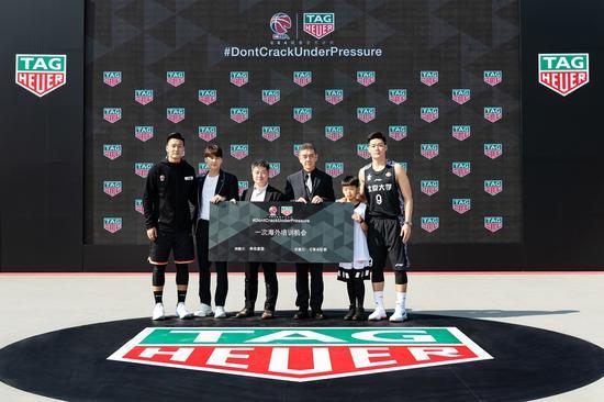 TAG Heuer泰格豪雅向CBA联赛赠送海外培训机会(从左至右:CBA球员赵睿、泰格豪雅品牌大使李易峰、泰格豪雅大中华区总经理于晓靓、CBA公司商务总经理蒋健、柴梓涵、CUBA球员张宁)