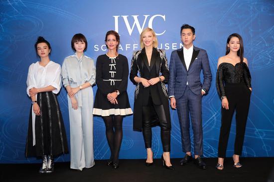 青年演员李蔓瑄、著名演员袁泉以及IWC万国表首席营销官范思佳、IWC万国表品牌大使凯特·布兰切特、IWC万国表品牌挚友张若昀、著名演员李沁参加IWC万国表“时光传承 为影无畏”活动(左至右)