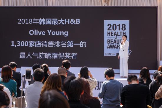 美丽世界化妆品公司中国区副总经理咸钟实女士介绍防晒新品