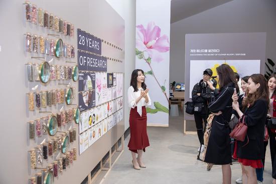 研究员为嘉宾讲解梦妆28年研究成果