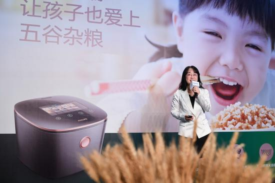 飞利浦中国研究院首席科学家谭径微博士现场分享飞利浦五谷电饭煲的幕后研发故事,首次提出五谷“62%黄金含水比例”概念