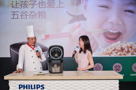 如园四合院餐厅首席主厨马玉民先生倾创意定制五谷健康餐,并现场分享飞利浦五谷电饭煲使用感受