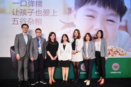 知名营养师顾中一先生、京东商城家电事业部厨房小电采销部总监汪兆磊先生、飞利浦健康生活事业群厨房电器总监朱凯婷女士、飞利浦中国研究院谭径微博士、飞利浦健康生活事业群厨房电器高级市场经理刘楠女士、美食作家任芸丽女士、下厨房副总裁陈吉川女士(从左至右)亮相飞利浦五谷电饭煲发布会暨媒体品鉴沙龙