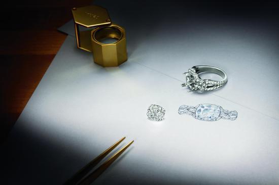 海瑞温斯顿Bridal Couture系列,枕形切工订婚钻戒
