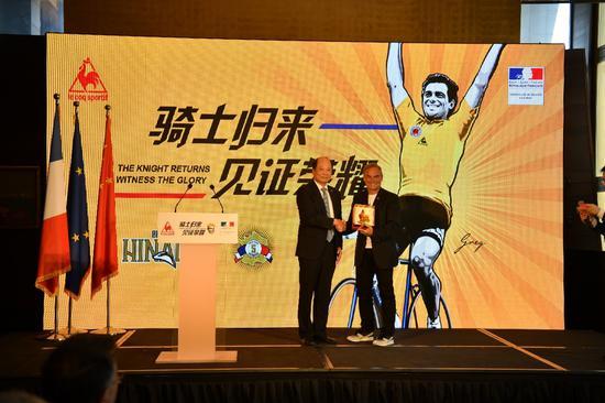 王可先生向伊诺赠送礼品