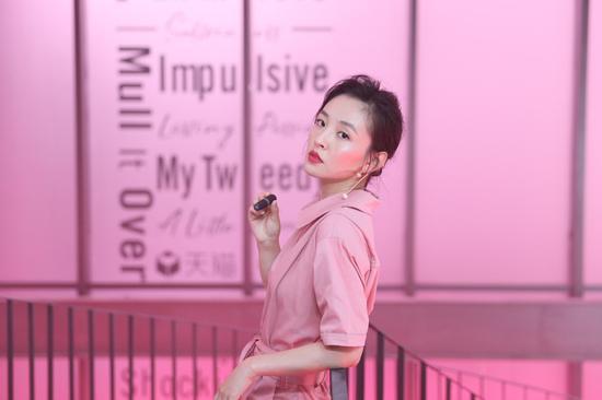 吴倩演绎M·A·C 尤雾弹 315 LASTING PASSION糖霜草莓