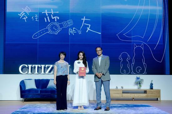 中国儿童少年基金会主任梁文美为田馥甄颁发纪念证书