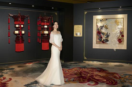 品牌代言人李英爱女士与中国艺术作品《凤吟祥瑞 华灯初上》