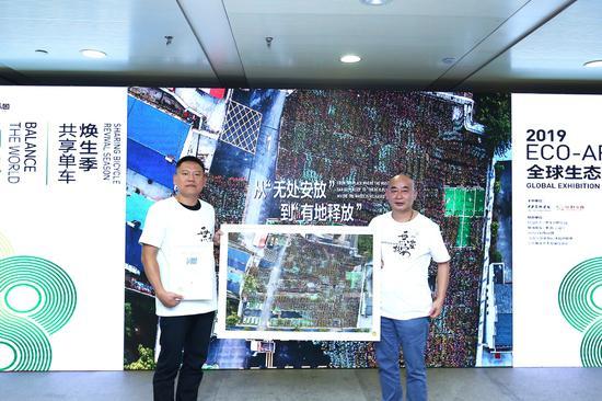 (摄影师吴国勇向田园东方创始人兼CEO张诚赠送摄影作品)