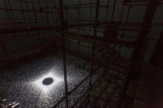 作品名称:《时间回廊》作者:UFO媒体实验室 材质:影像,声音,建筑结构 尺寸:900*600*500cm 年代:2019 《时间回廊》作品是集合空间、视觉、行为、听觉等经验来探讨色彩讯息与时间关系的作品。在整个作品中,观者可以不断游走于空间之中,真实的时空和虚拟的时空交织。沉浸在一种虚拟数码世界的无文字的描述中。整个团队作品将利用空间的特殊结构,来讨论黑空间中,光影折射间相互动态的视觉关系。制造一个巨大的无边界的科幻未来色彩。其作品中的影像部分也将形成一种“高能GRB”的数码世界。