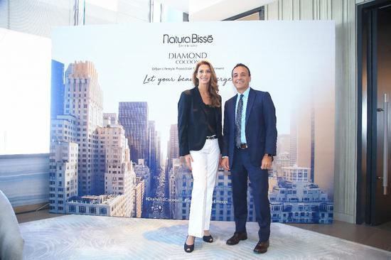 从左至右: Natura Bissé悦碧施全球科研创新高级副总裁Patricia Fisas女士、全球首席商务官Juan Albanell先生