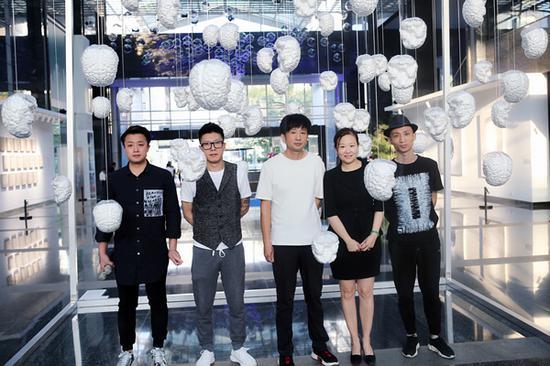 从右至左(策展人张长收,iSGO CEO Maria,艺术家王维峰,艺术家刘家华,iSGO Gallery 罗吟)