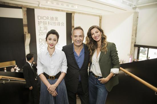 Dior迪奥香水化妆品总裁兼首席执行官Claude Martinez(中)、Dior迪奥肌活蕴能系列代言人吉赛尔•邦辰(Gisele Bündchen)(右)与联合国环境署全球亲善大使国际影星李冰冰(左)