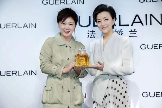 图:(从左至右)法国娇兰中国区公关总监周晶女士、法国娇兰品牌挚友杨澜女士一同合影,共同揭幕法国娇兰全新臻品LAN香水
