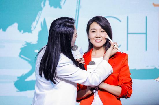 姚晨用彩棠新品为闫妮试妆