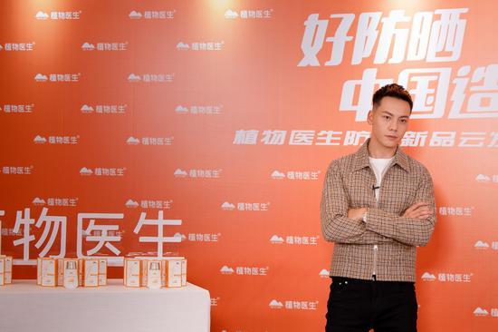 活动现场,陈伟霆与观众分享隔离期的小故事,并参与产品趣味互动