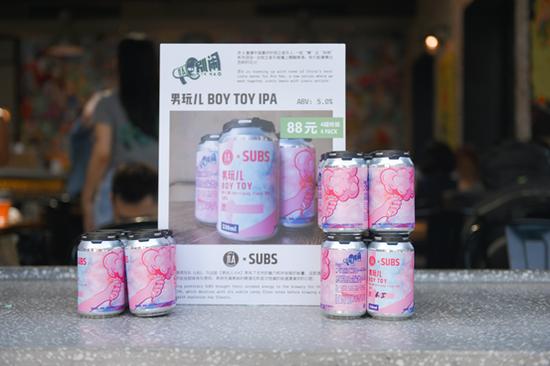 京A与SUBS乐队限量款合酿啤酒“男玩儿”IPA(无解音乐网供图)
