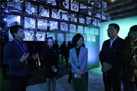 11月14号上午,驻留项目圆满开幕,由策展人曾臻与艺术家王海龙,毛泽皓进行作品导览