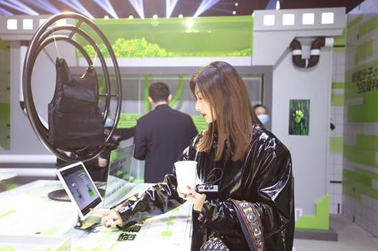 嘉宾通过互动装置深度了解新产品及科技平台