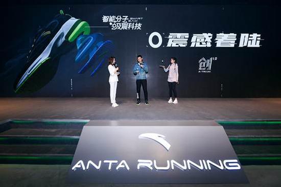 张继科、关晓彤通过趣味颠球游戏感受Smart S.A.M的黑科技吸震性能