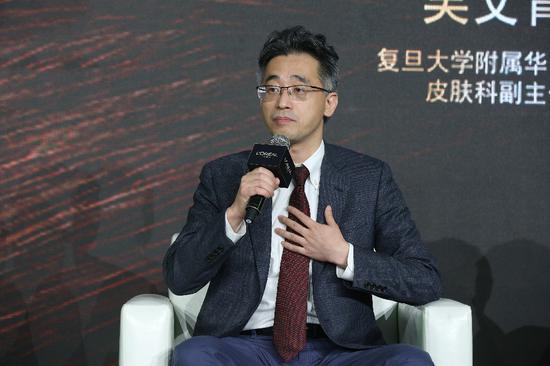 中国非公立医疗机构协会皮肤专业委员会毛发学组组长,复旦大学附属华山医院皮肤科副主任,植发中心主任 吴文育教授