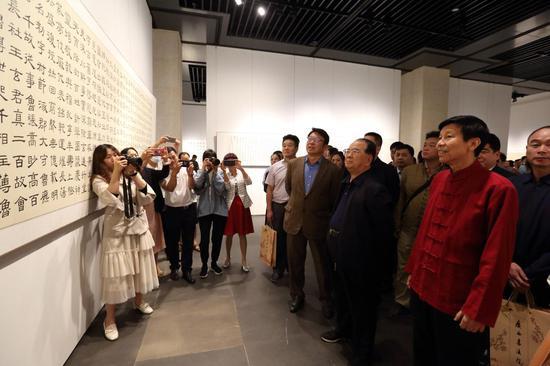 嘉宾参观展览