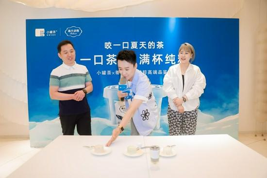 两位嘉宾现场盲品互动图(图片两侧为嘉宾)