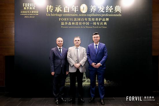 (TERRAKE法国天芮中国区副总裁吴奕城先生、法国驻华大使馆公使欧阳励文先生、TERRAKE法国天芮中国区副总裁张宁君先生)