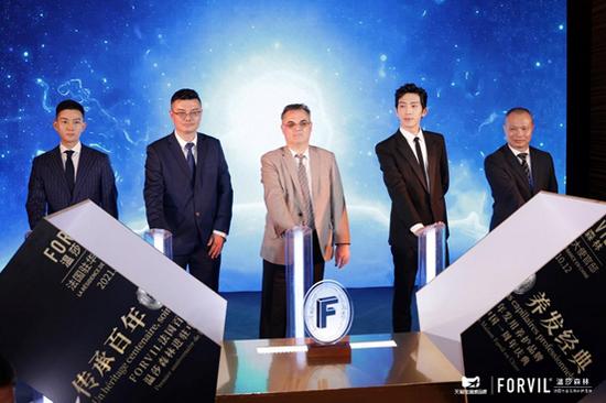(天猫品牌营销中心总经理苏誉先生、TERRAKE法国天芮中国区副总裁张宁君先生、法国驻华大使馆公使欧阳励文先生、FORVIL温莎森林全球品牌代言人井柏然先生、TERRAKE法国天芮中国区副总裁吴奕城先生)