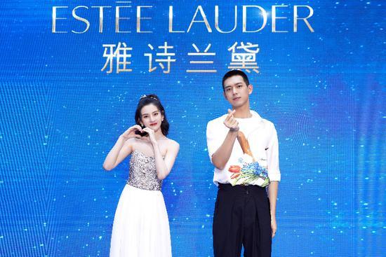 雅诗兰黛亚太区护肤及彩妆代言人李现及亚太区护肤大使宋祖儿 于三亚国际免税城活动舞台展示小棕瓶心形手法